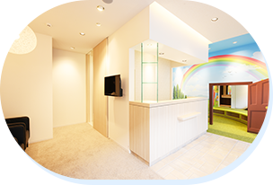 大人とこどもを待合室から完全に分けています